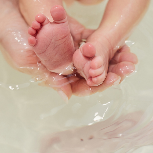 Our Favourite Baby Bathing Tips (From the First Dip to Splash Time!)